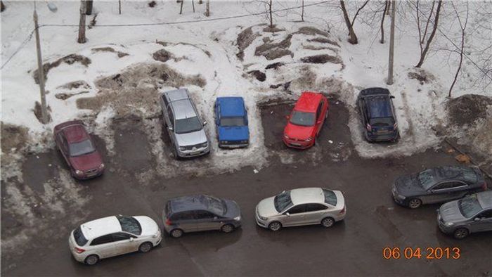 Семейная парковка или наглость высшей степени (4 фото)