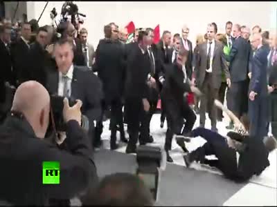 Акция протеста девушек из Femen в Ганновере. Жесть (3.8 мб)