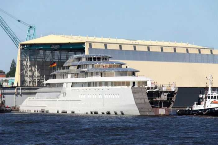 Новая яхта Azzam передвинула яхту Абрамовича на второе место (23 фото)