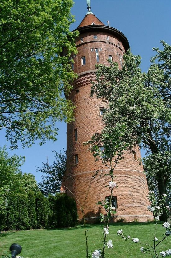 Шикарный частный дом из старой водонапорной башни (17 фото)