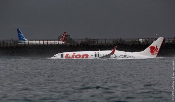 Авиакатастрофа на Бали: самолет упал в море, но никто не погиб (8 фото + 2 видео)