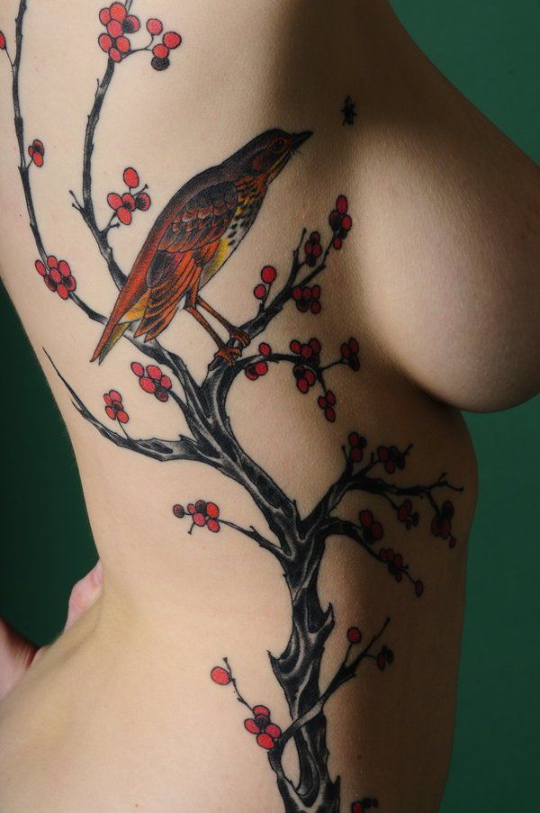 Красивая татуировка на сексуальной девушке (3 фото)