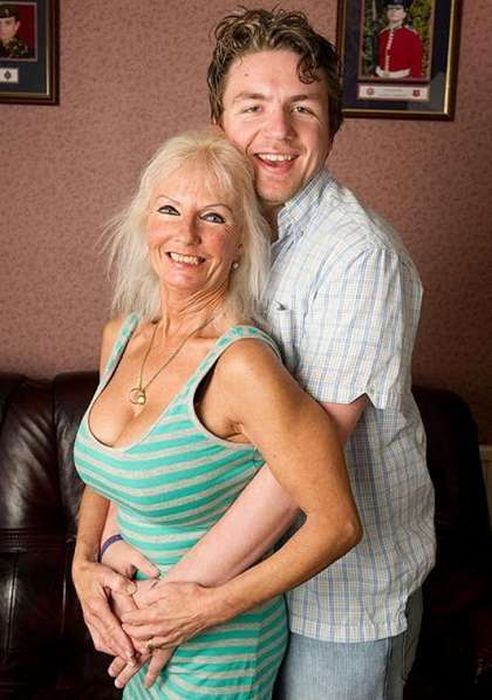 Муж завещал своей жене сделать силиконовую грудь и найти молодого любовника (11 фото)