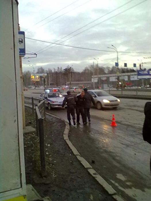 Пьяный водитель влетел в автобусную остановку в Екатеринбурге (7 фото + видео)