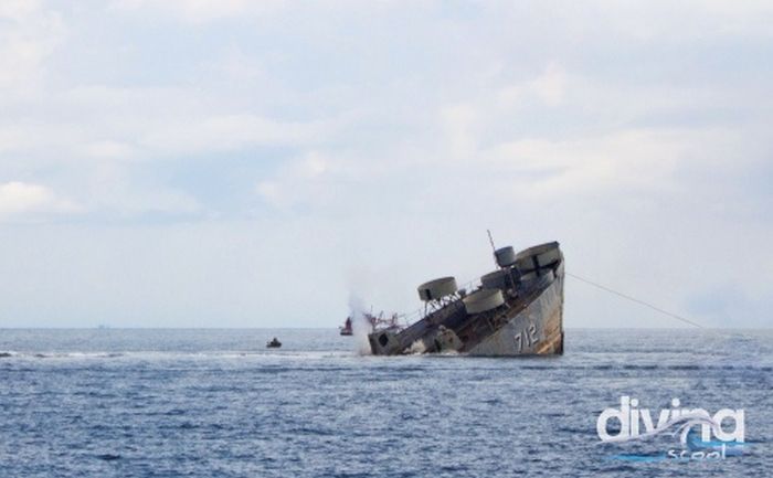 Погружение к американскому затонувшему кораблю (42 фото)