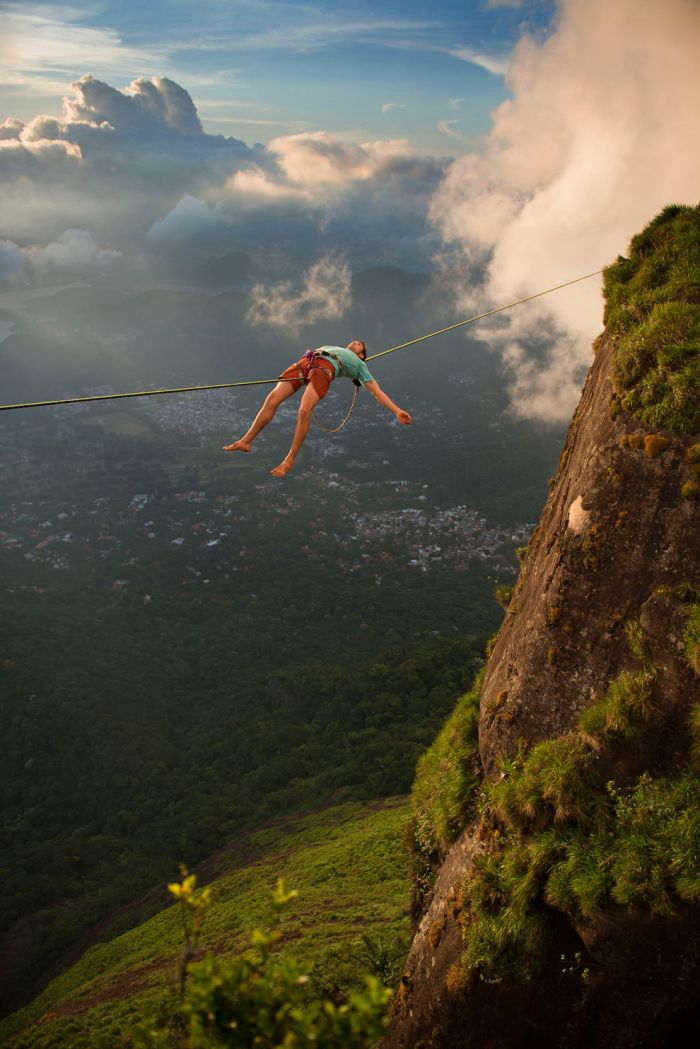 Опасная прогулка по канату над Рио-де-Жанейро (10 фото)