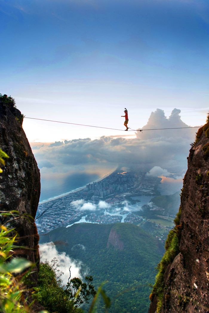 Опасная прогулка по канату над Рио-де-Жанейро (10 фото)