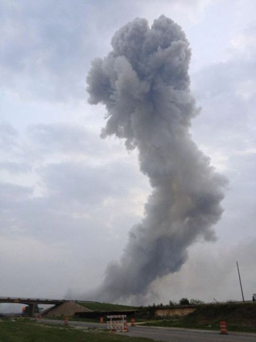 Взрыв на химическом заводе в Техасе (21 фото + 4 видео)