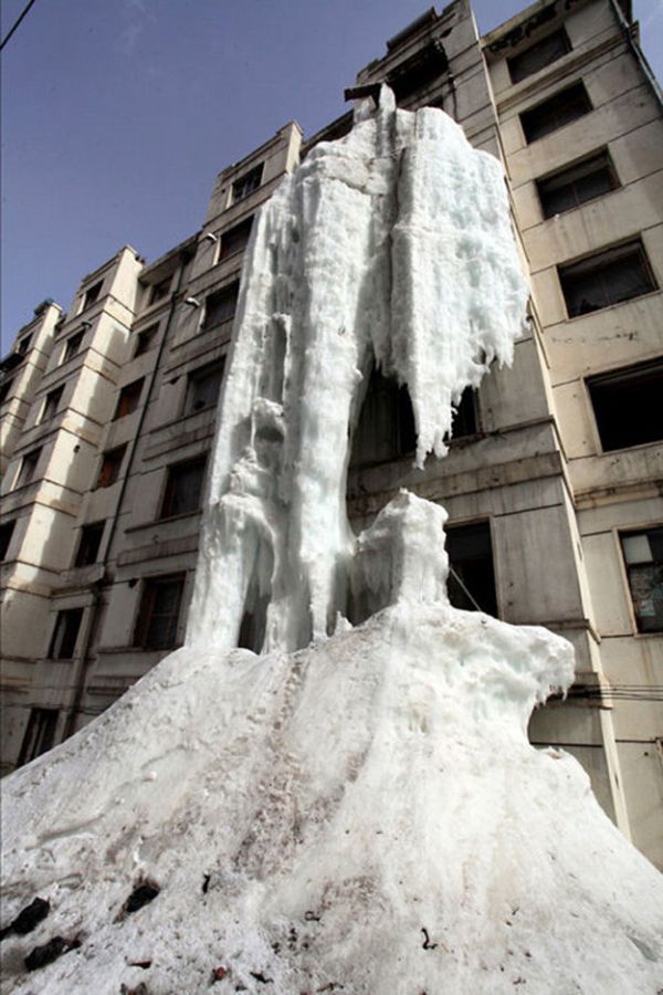 Необычный водопад из квартиры многоэтажки (3 фото)