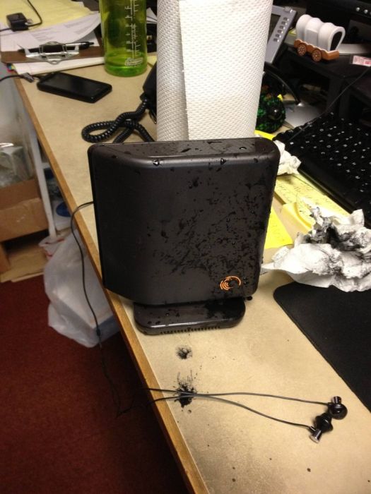 Когда офис затапливает черной жидкостью (35 фото)