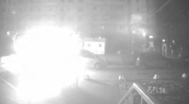 Полицейский сжег автомобили своих руководителей, обидевшись на них (1 гифка + видео)