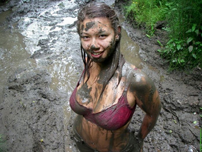 Сексуальные девушки по колено в грязи (40 фото) .