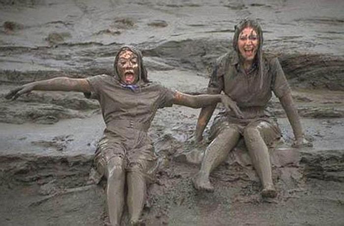Сексуальные девушки по колено в грязи (40 фото)