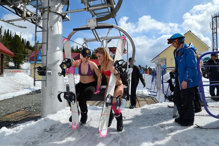 Массовое безумие полуголых фанатов горнолыжного спорта (13 фото)