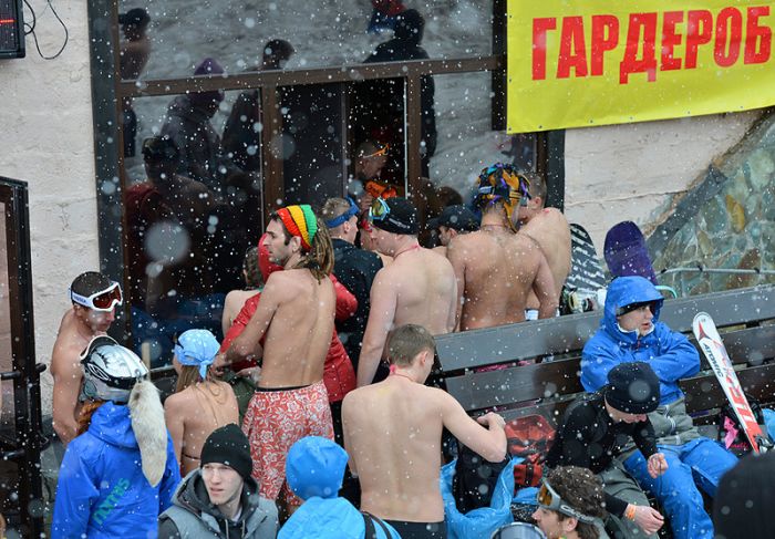 Массовое безумие полуголых фанатов горнолыжного спорта (13 фото)