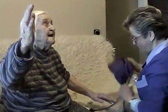 97-летняя старушка выпала из окна и спаслась благодаря кондиционеру (7 фото + видео)