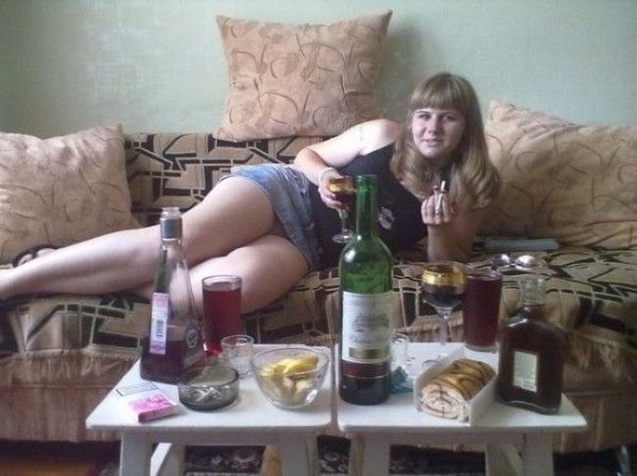 Девушки и алкоголь из социальных сетей (27 фото)