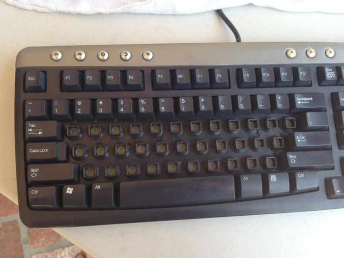 Как нужно правильно чистить грязную клавиатуру (20 фото)