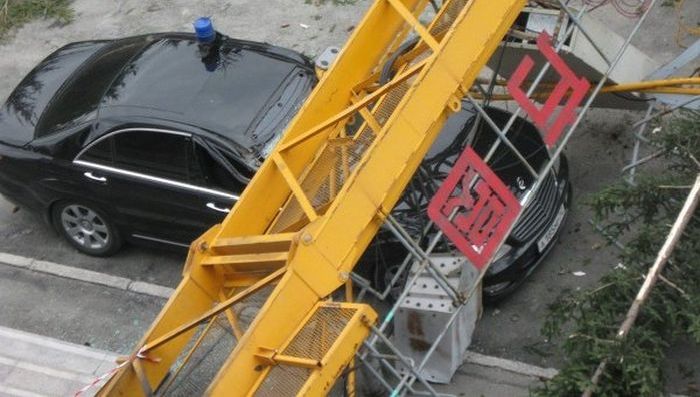 В Новосибирске башенный кран упал на машину замгенпрокурора РФ (6 фото + видео)