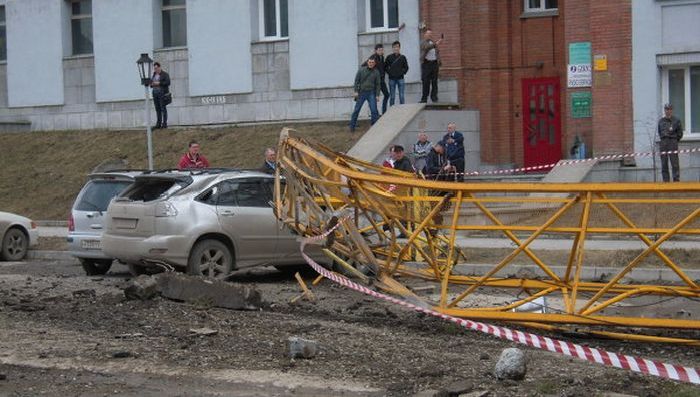 В Новосибирске башенный кран упал на машину замгенпрокурора РФ (6 фото + видео)