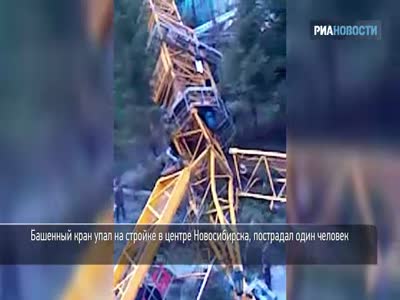 В Новосибирске башенный кран упал на машину замгенпрокурора РФ (3.9 мб)