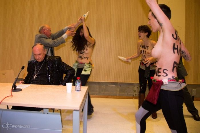 Девушки из Femen облили бельгийского священника водой (4 фото)