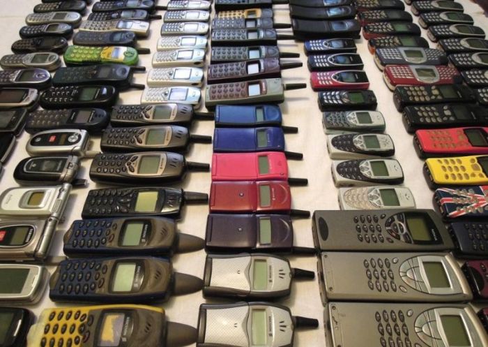 Огромная коллекция классических мобильных телефонов за бесценок (7 фото)