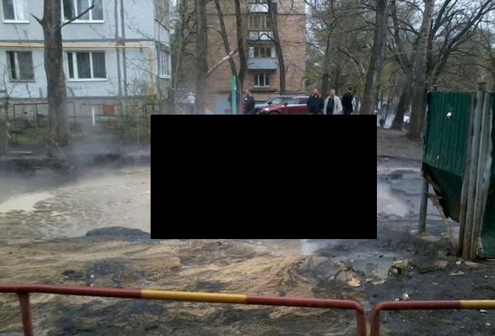В Самаре под асфальт провалилась Лада Калина (4 фото)