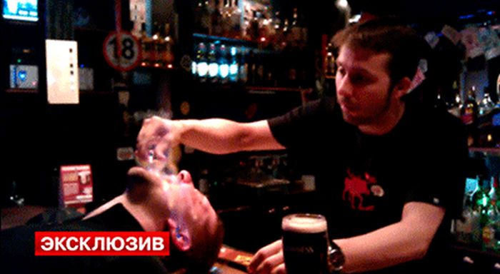 Бармен сжег горящим коктейлем лицо посетителя клуба (1 гифка + видео)