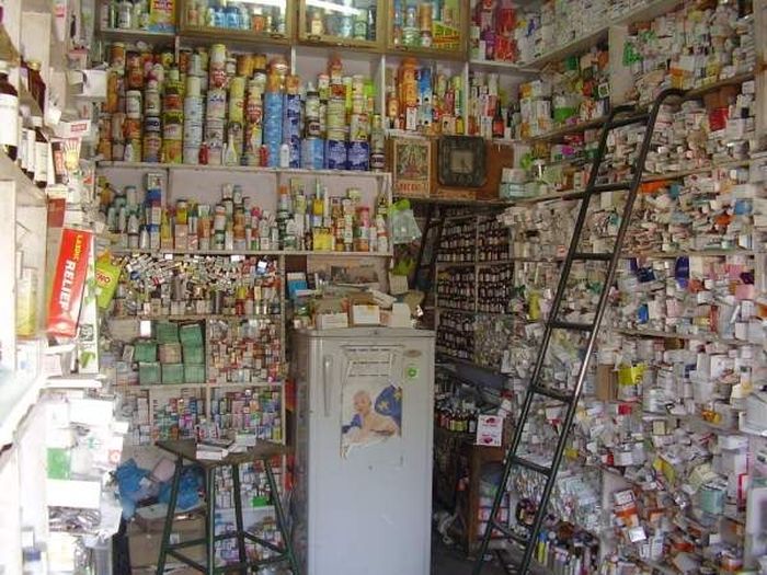 Обычная аптека в Индии (4 фото)