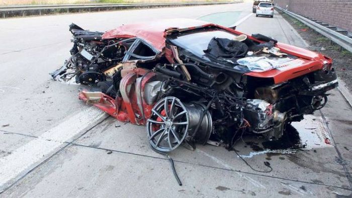 Спорткар Ferrari 430 Scuderia после аварии на скорости 300 км/ч (7 фото)