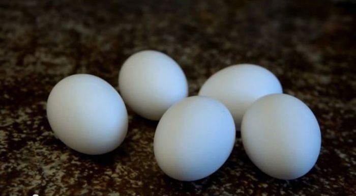 Делаем омлет, не разбивая яйцо (7 фото)