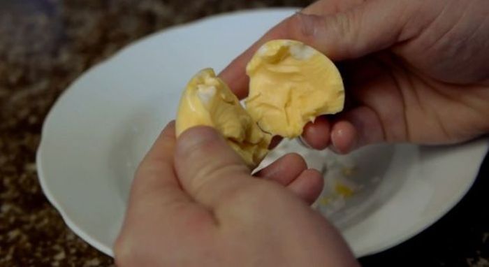 Делаем омлет, не разбивая яйцо (7 фото)
