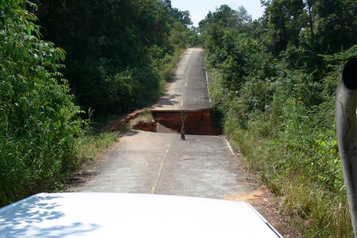 Будьте осторожны, на этой дороге есть проблема (8 фото)