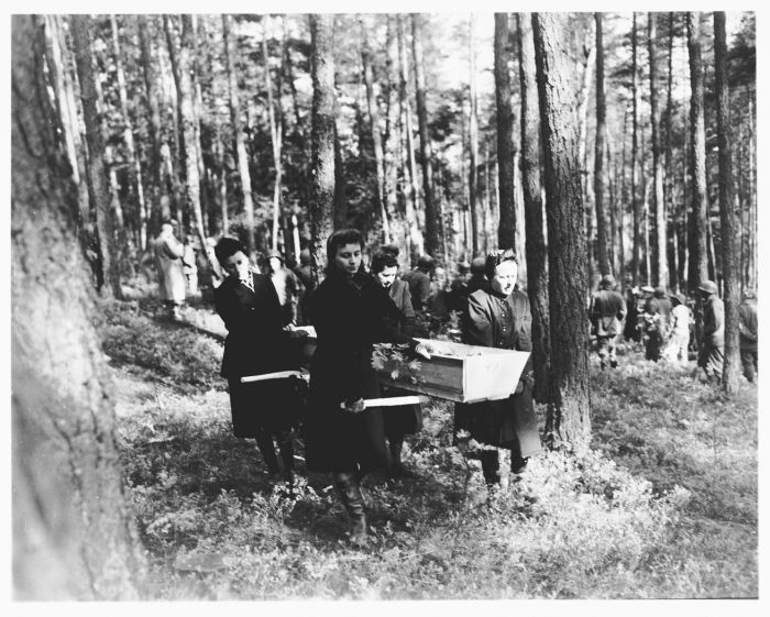 Немцы участвовали в захоронении русских солдат (32 фото)