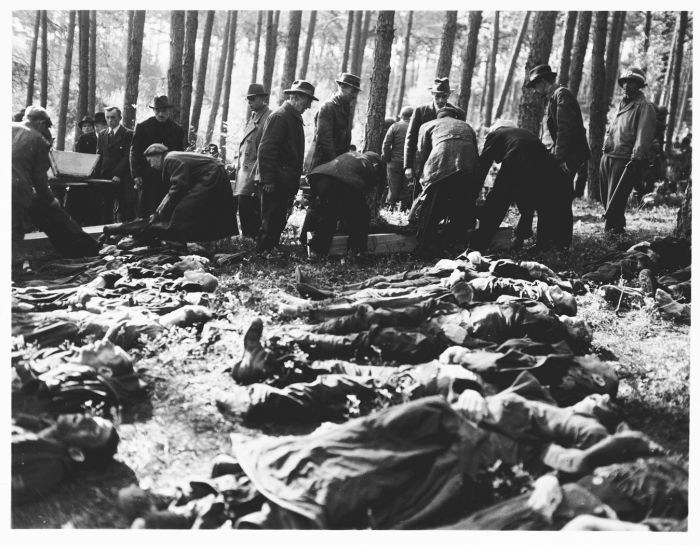 Немцы участвовали в захоронении русских солдат (32 фото)