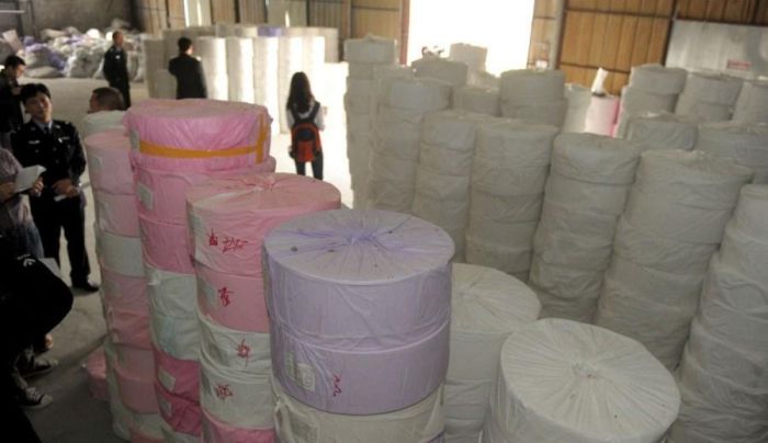 Китайский завод поддельных гигиенических прокладок (7 фото)