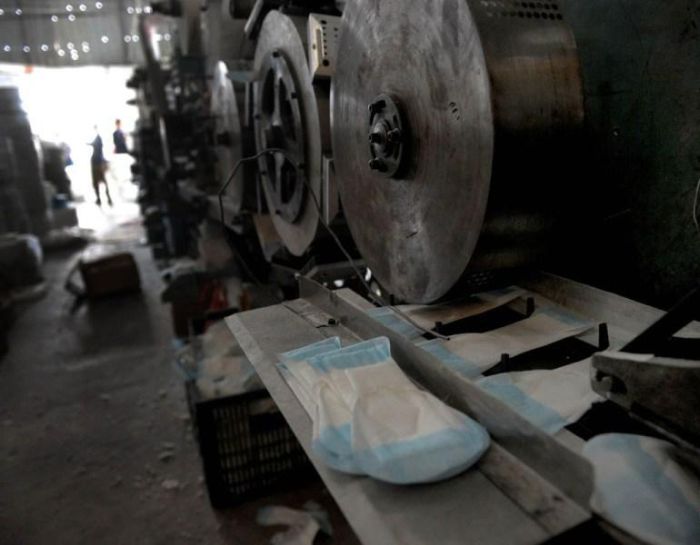 Китайский завод поддельных гигиенических прокладок (7 фото)