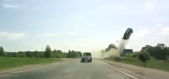 Как такое возможно? Нереальный полет автомобиля