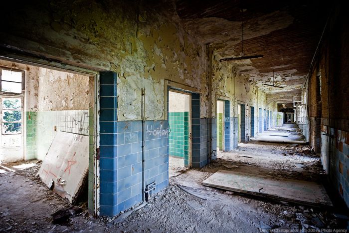 Заброшенный советский госпиталь на территории Германии (35 фото)