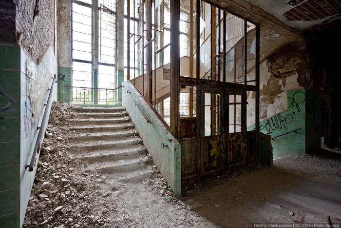 Заброшенный советский госпиталь на территории Германии (35 фото)