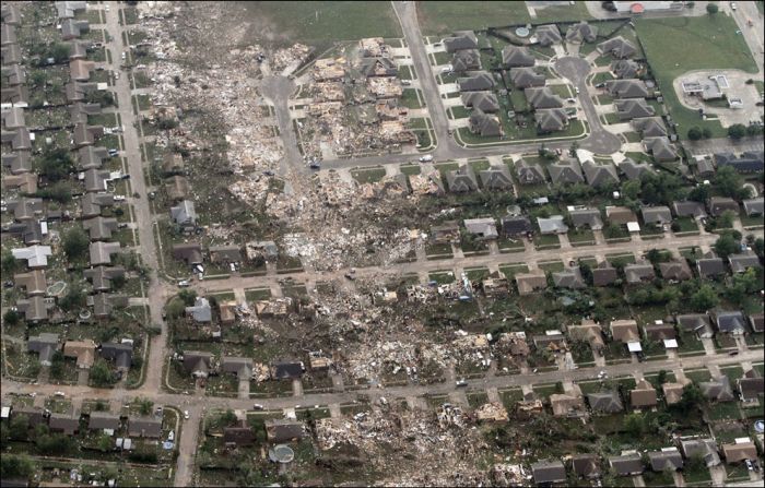 Последствия мощного торнадо в Оклахоме, США (23 фото)