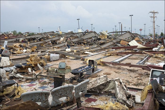 Последствия мощного торнадо в Оклахоме, США (23 фото)