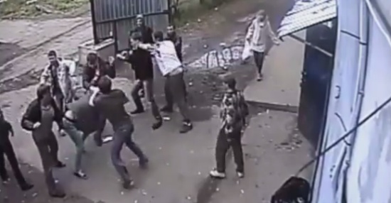 Экшен в подворотне и жесткая массовая драка
