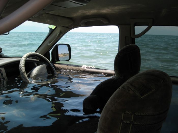 Пьяный водитель думал, что его джип умеет плавать (15 фото)