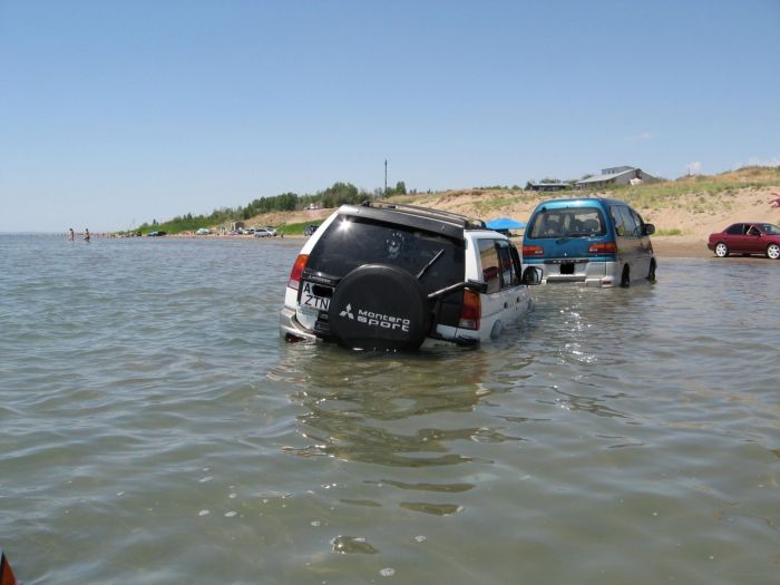 Пьяный водитель думал, что его джип умеет плавать (15 фото)