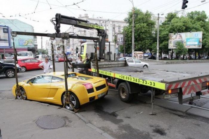 Девушка за рулем Lamborghini заблокировала движение (8 фото + видео)