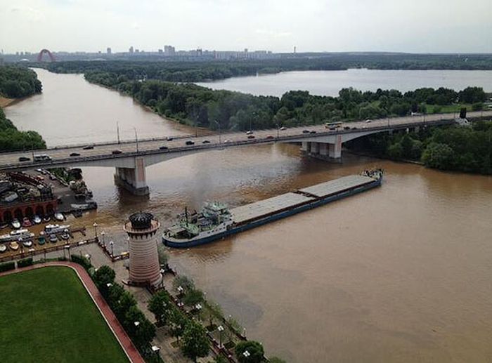 Москва-река была перекрыта сухогрузом (5 фото)