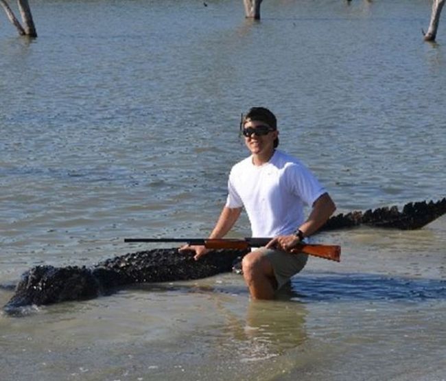Подросток застрелил гигантского аллигатора (7 фото)
