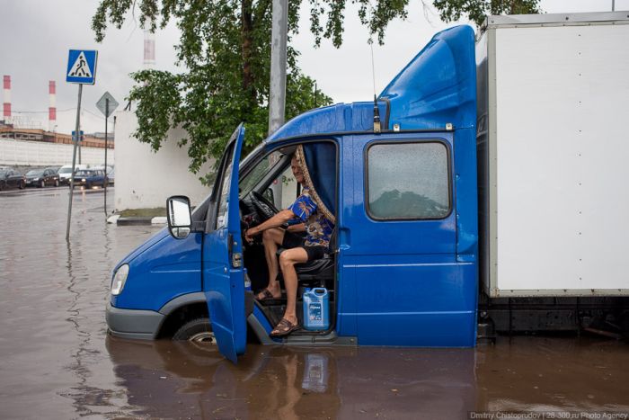 Затопленная улица в Москве (17 фото)
